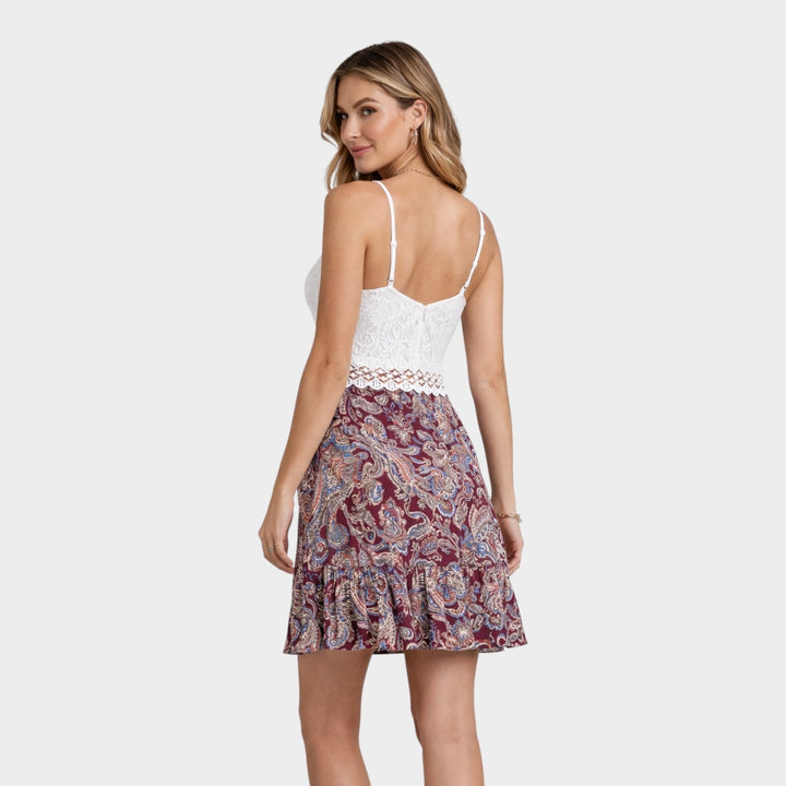 Sukienka letnia na ramiączkach z koronką i kwiatowym wzorem – lekka, kobieca i wyszczuplająca