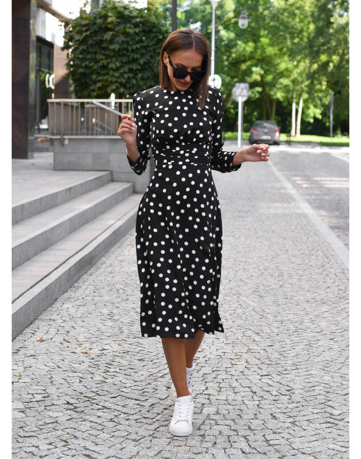 Bernardeta - Elegancka Sukienka w Grochy z Rozcięciem i Podkreśloną Talią