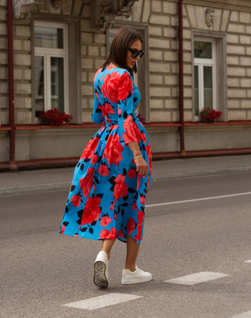 Fryderyka - Elegancka Sukienka w Grochy z Podkreśloną Talią i Kobiecym Krojem