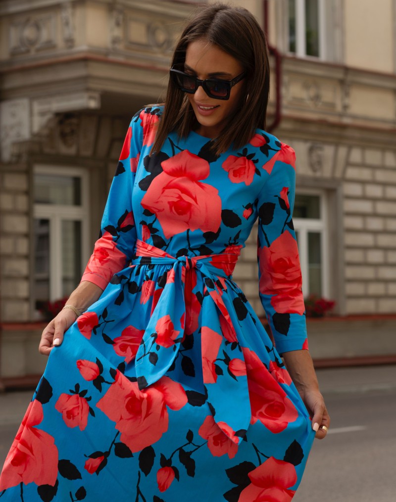 Fryderyka - Elegancka Sukienka w Grochy z Podkreśloną Talią i Kobiecym Krojem